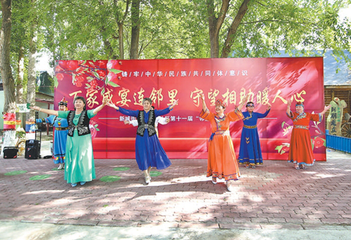 哈尔墩社区百家宴现场 哈尔墩社区百家宴现场