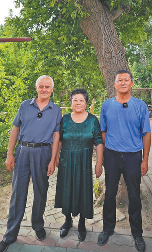 库尔鲁西·乌斯曼夫妇和林忠东(右)在一起 库尔鲁西·乌斯曼夫妇和林忠东(右)在一起