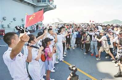 在香港回归祖国28周年之际，海军山东舰航母编队到访香港。山东舰作为中国首艘国产航母，这次访问香港首次面向公众开放参观。图为编队官兵为来访民众举行快闪活动。新华社发