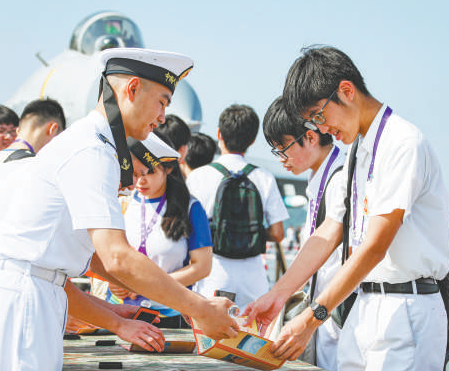图为香港青少年学生在集章点打卡留念。新华社发