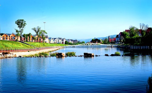 小河两岸民宿鳞次栉比，当地百姓借旅游旺季(7812464)-20250726084910