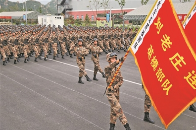 “刘老庄连”的战旗飘扬在阅兵式上