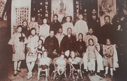 台湾同胞对祖国传统文化的眷恋并未因为日本殖民当局的镇压而减弱。图为坚持穿着传统中式服饰的台湾家庭合影。