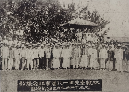 1925年9月3日，林献堂（前排右六）、蒋渭水（二排右五）一行抵宜兰演讲，与欢迎者摄于宜兰公园。