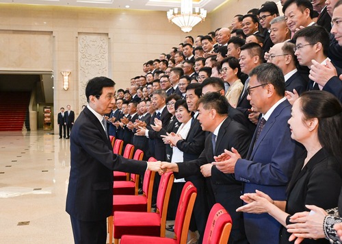 7月29日，第六届全国非公有制经济人士优秀中国特色社会主义事业建设者表彰大会在北京召开。中共中央政治局常委、全国政协主席王沪宁出席并讲话。新华社记者 李响 摄