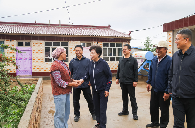 让困难群众感受“政协温度”