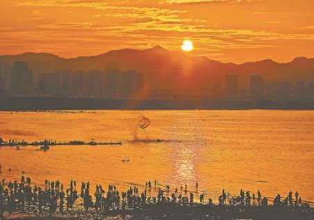 天热挡不住旅游热