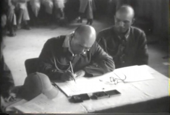 1945年8月21日侵华日军投降代表今井武夫在投降备忘录上签字(芷江县委宣传部供图)  1945年8月21日侵华日军投降代表今井武夫在投降备忘录上签字(芷江县委宣传部供图)