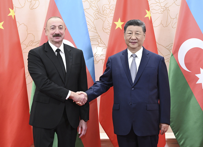 ?8月31日上午，国家主席习近平在天津迎宾馆会见来华出席2025年上海合作组织峰会和纪念中国人民抗日战争暨世界反法西斯战争胜利80周年活动的阿塞拜疆总统阿利耶夫。新华社记者 燕雁 摄