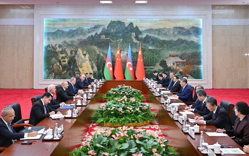 ?8月31日上午，国家主席习近平在天津迎宾馆会见来华出席2025年上海合作组织峰会和纪念中国人民抗日战争暨世界反法西斯战争胜利80周年活动的阿塞拜疆总统阿利耶夫。新华社记者 岳月伟 摄