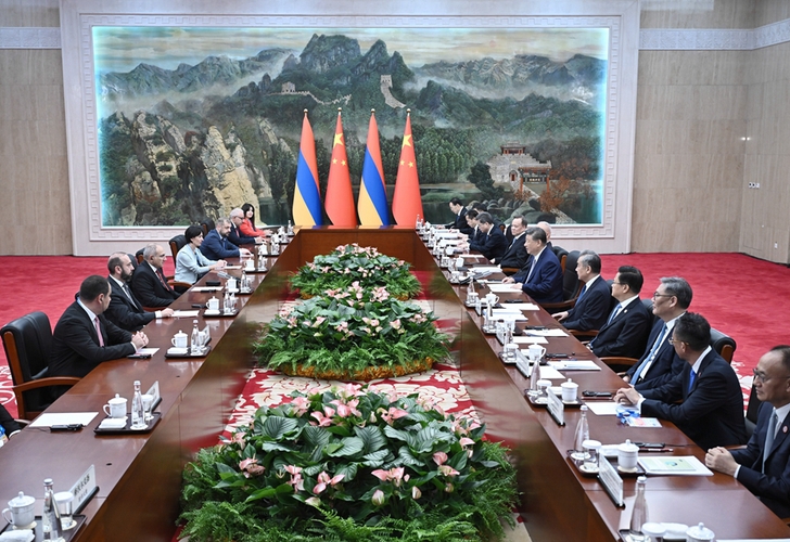 8月31日上午，国家主席习近平在天津迎宾馆会见来华出席2025年上海合作组织峰会和纪念中国人民抗日战争暨世界反法西斯战争胜利80周年活动的亚美尼亚总理帕什尼扬。新华社记者 燕雁 摄