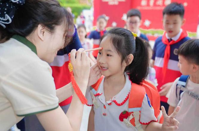 成长再出发 全国中小学生迎来新学期