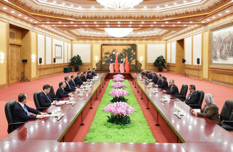 9月2日晚，国家主席习近平在北京人民大会堂会见来华出席2025年上海合作组织峰会和纪念中国人民抗日战争暨世界反法西斯战争胜利80周年活动的马来西亚总理安瓦尔。新华社记者 姚大伟 摄