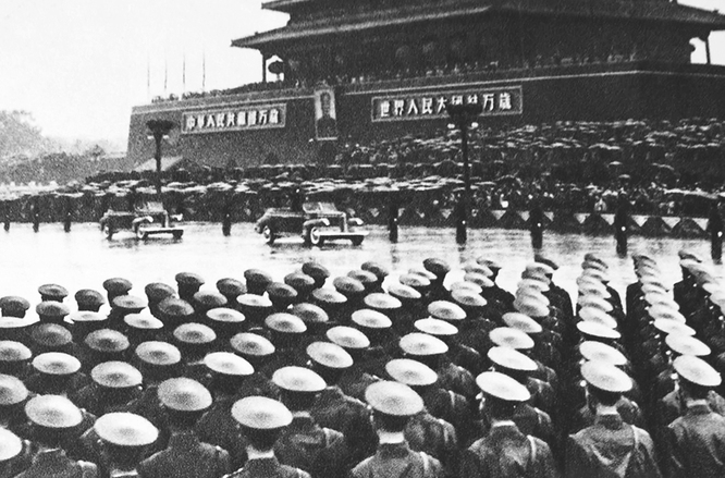 1956年国庆阅兵:磅礴士气滂沱雨