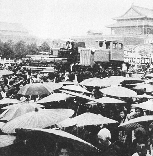 1956年冒雨游行的农民队伍(白世藻摄)(8091502)-20250903091008 1956年冒雨游行的农民队伍(白世藻摄)(8091502)-20250903091008