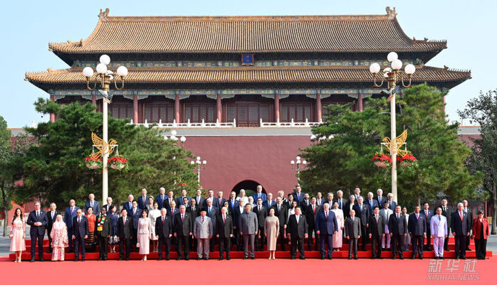 新华图讯丨习近平和彭丽媛迎接外方代表团团长及其配偶