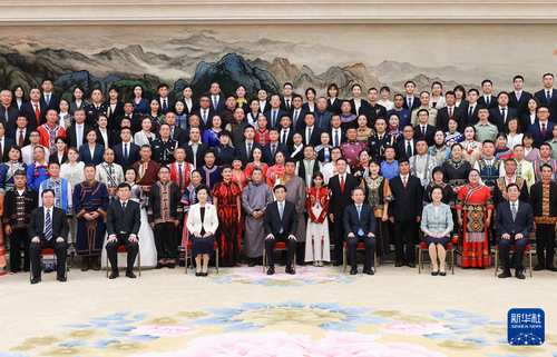 9月5日，中共中央政治局常委、全国政协主席王沪宁在北京会见全国少数民族参观团。新华社记者 王晔 摄