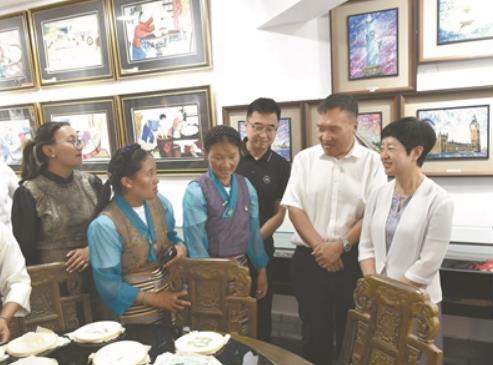 让民族团结之花在文化交融和产业对接中绽放