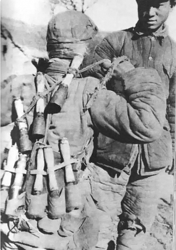 全副武装的“贺龙投弹手”。(8235793)-20250925091203