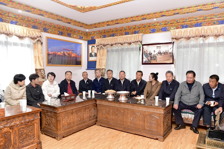 考察团走进藏民家中了解生活情况。(8342790)-20251001073456