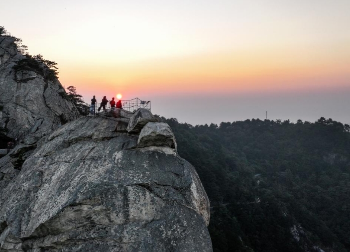 湖北龟峰山：奇峰迎旭日