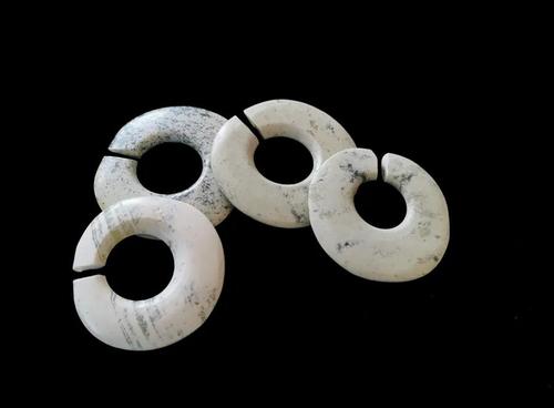 小南山遗址出土的玉玦(8387661)-20251013091950