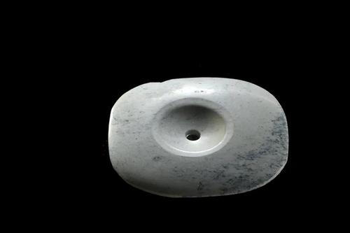 小南山遗址出土的玉璧  邓聪／摄(8387658)-20251013092021