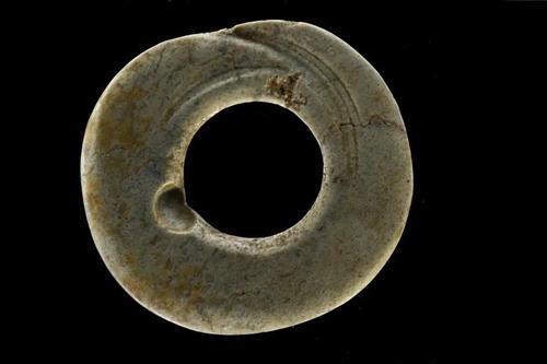 小南山遗址出土的玉环，上有沙绳切割痕迹 (8387664)-20251013091955