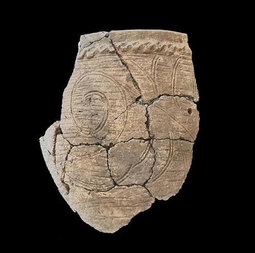 小南山遗址第三期出土的陶片(8387667)-20251013091941