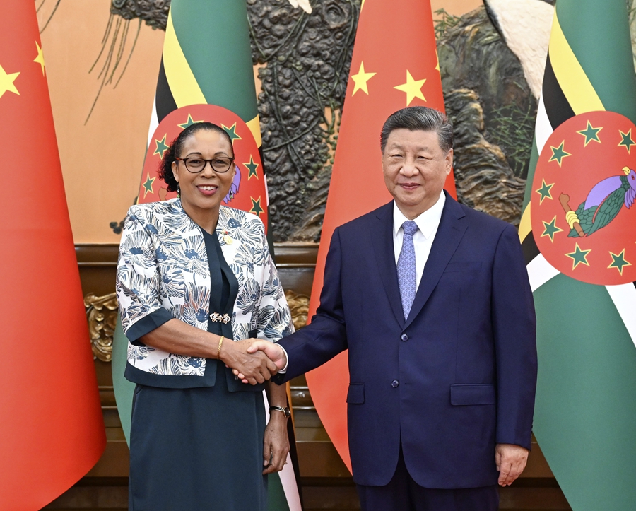 10月14日上午，国家主席习近平在北京人民大会堂会见来华出席全球妇女峰会的多米尼克总统伯顿。新华社记者 申宏 摄