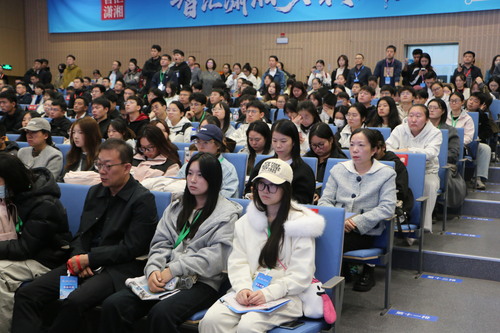 西安站专场招聘活动现场座无虚席，参加活动的学生认真听取发言。