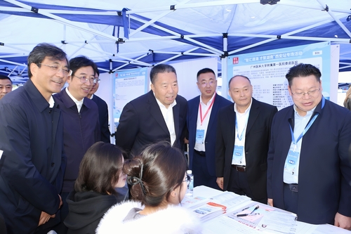 湖南省政协主席毛万春一行与参加招聘会的同学们亲切交流。