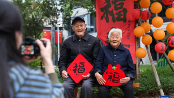 浙江湖州：志愿者助老敬老“迎重阳”