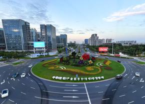 推动战略合作伙伴关系不断向前发展