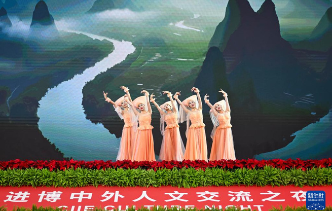 “进博之夜”文艺演出在沪上演