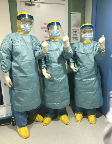 葛庆岗（中）和同事在援鄂抗疫第一线