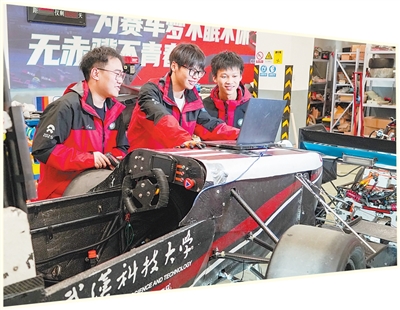 在“第二课堂”探寻成长方向