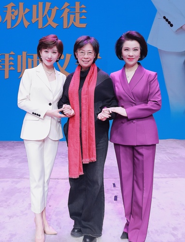 （左起）沙霏与秦艳、迟小秋合影