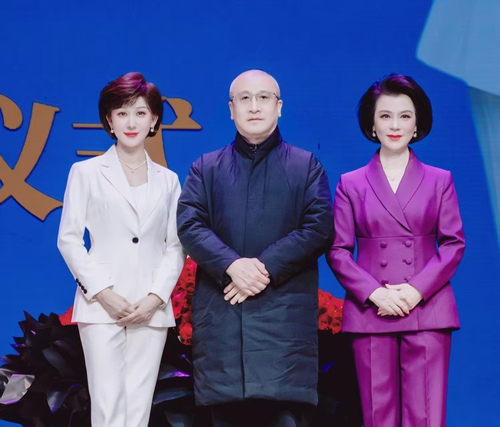 （左起）沙霏与王硕、迟小秋合影