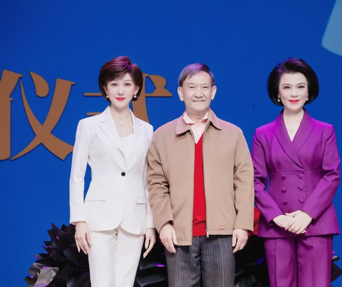 （左起）沙霏与程受珩、迟小秋合影