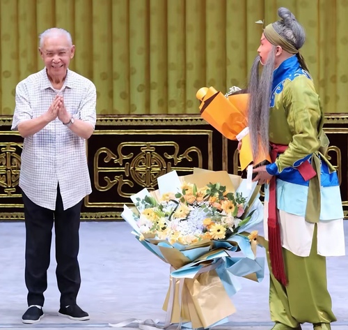 著名京剧表演艺术家李崇善祝贺弟子王宁演出成功 著名京剧表演艺术家李崇善祝贺弟子王宁演出成功