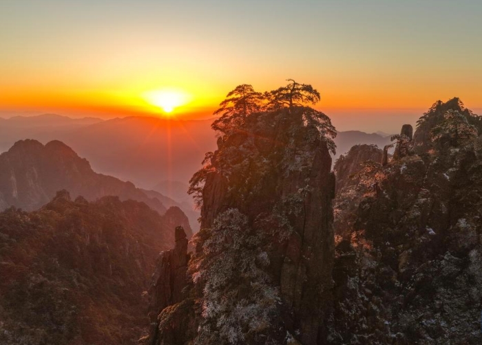 安徽黄山：雪霁日出映奇峰