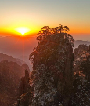 安徽黄山：雪霁日出映奇峰