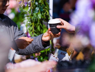 香港首个“花墟咖啡市集”：市民游客闻花香品咖啡