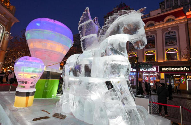 哈尔滨：冰雕景观为百年中央大街添彩