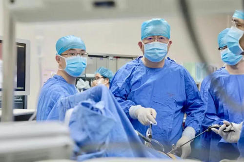 蔡秀军（中）在手术中。