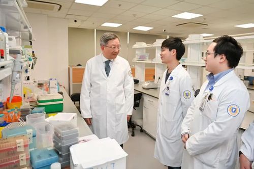 蔡秀军（左）与青年医生交流。