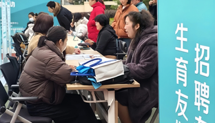 让生育和职场发展不再“二选一”