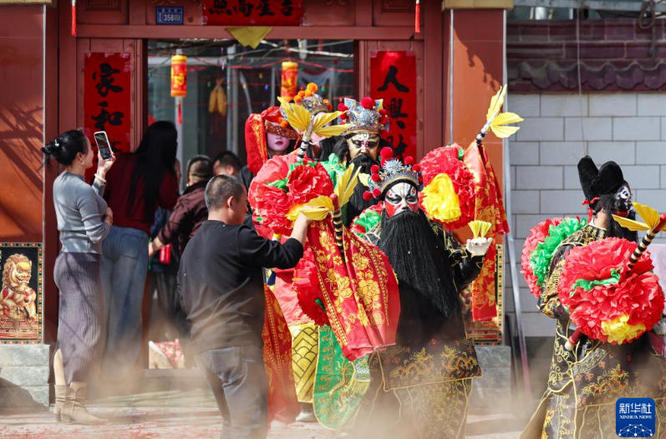 甘肃静宁：黄土高坡闹社火