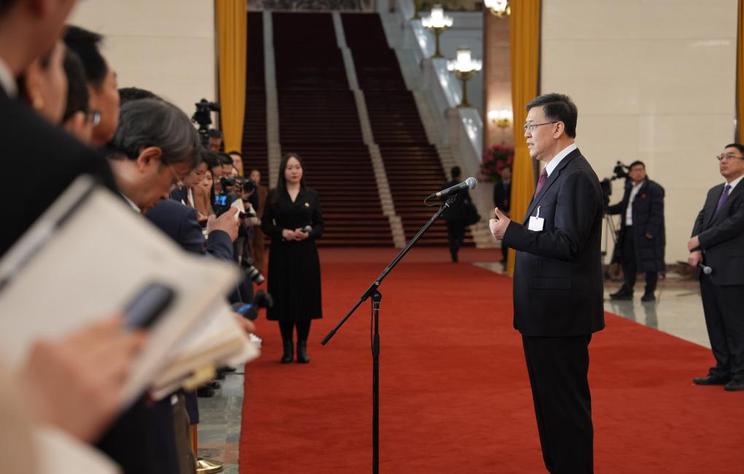 十四届全国人大四次会议首场“部长通道”集中采访活动举行